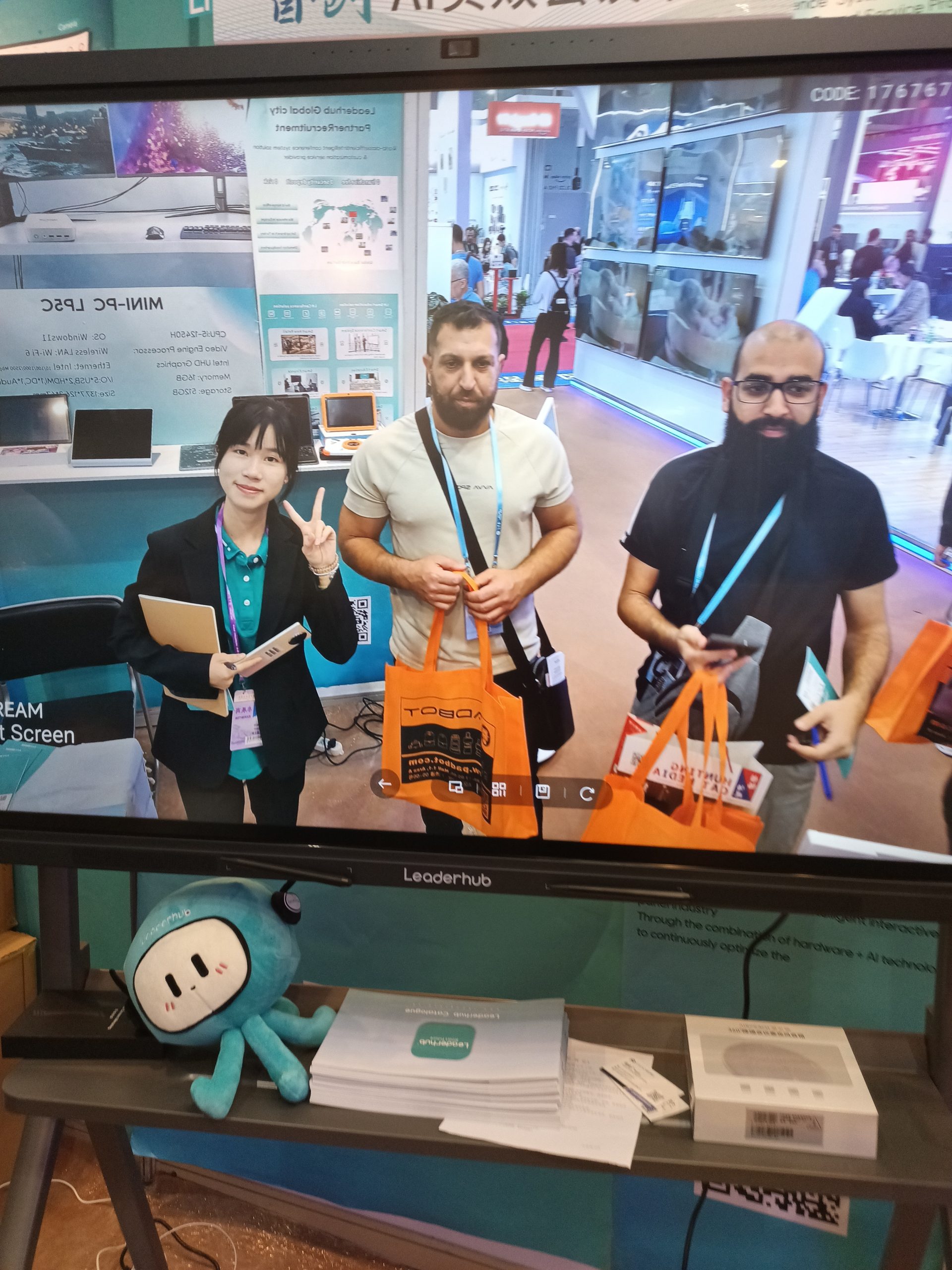 Leaderhub Showcases New Products at Canton Fair, Highlighting “Smart Manufacturing” Excellence 2 leaderhub smart board