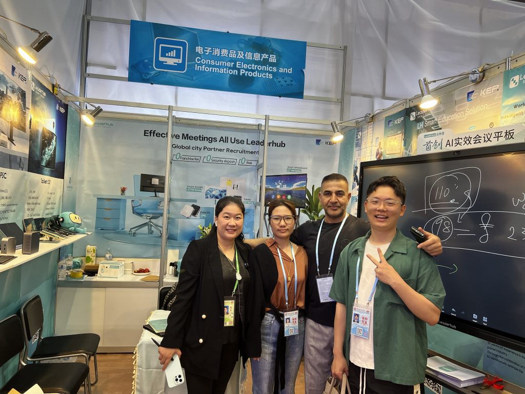 Leaderhub Showcases New Products at Canton Fair, Highlighting “Smart Manufacturing” Excellence 5 leaderhub smart board