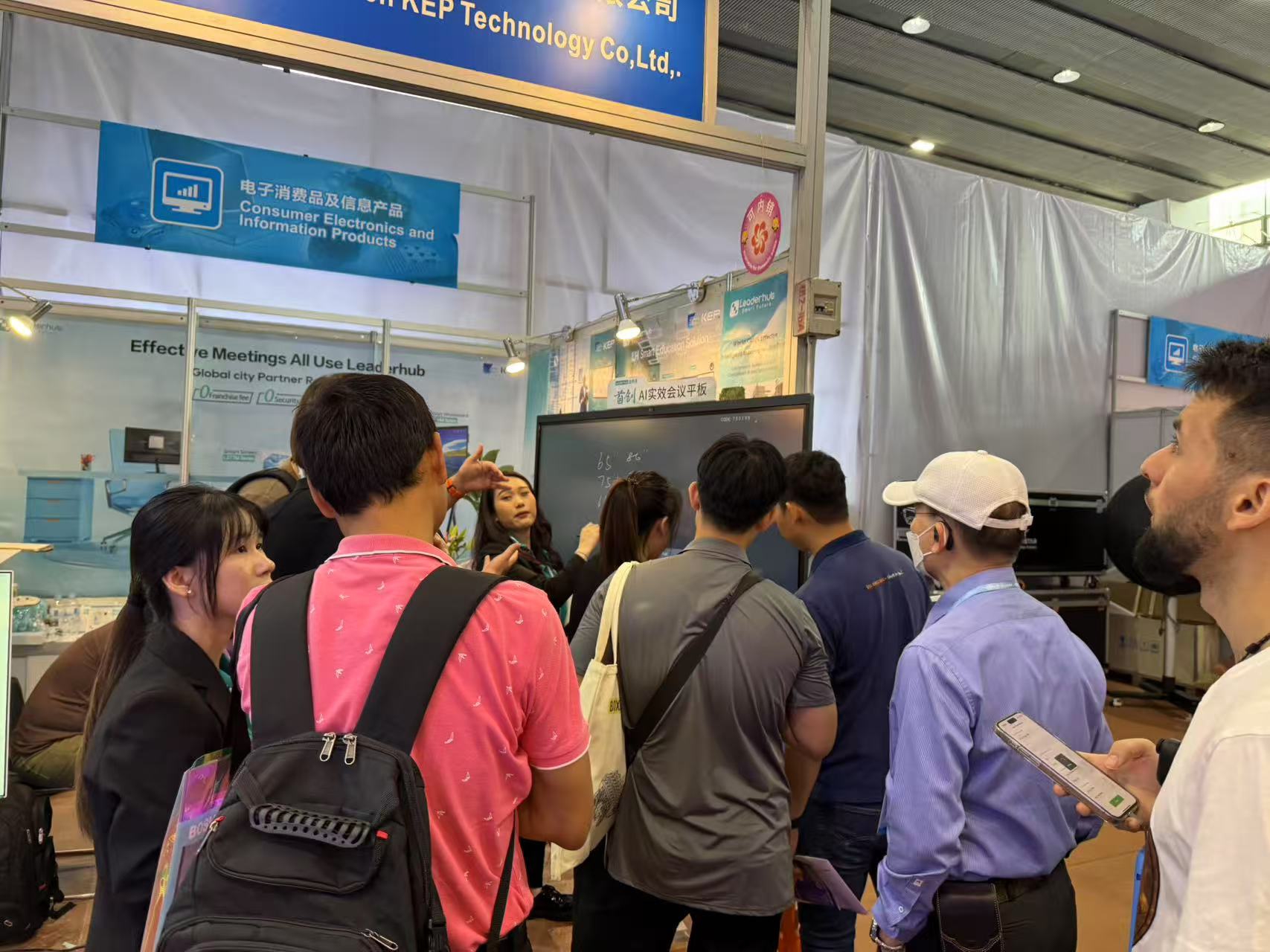 Leaderhub Showcases New Products at Canton Fair, Highlighting “Smart Manufacturing” Excellence 1 leaderhub smart board