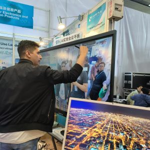 Leaderhub Showcases New Products at Canton Fair, Highlighting “Smart Manufacturing” Excellence 2 leaderhub smart board