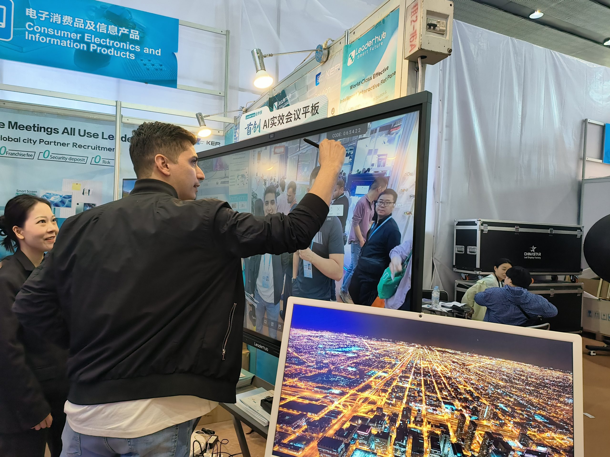 Leaderhub Showcases New Products at Canton Fair, Highlighting “Smart Manufacturing” Excellence 3 leaderhub smart board